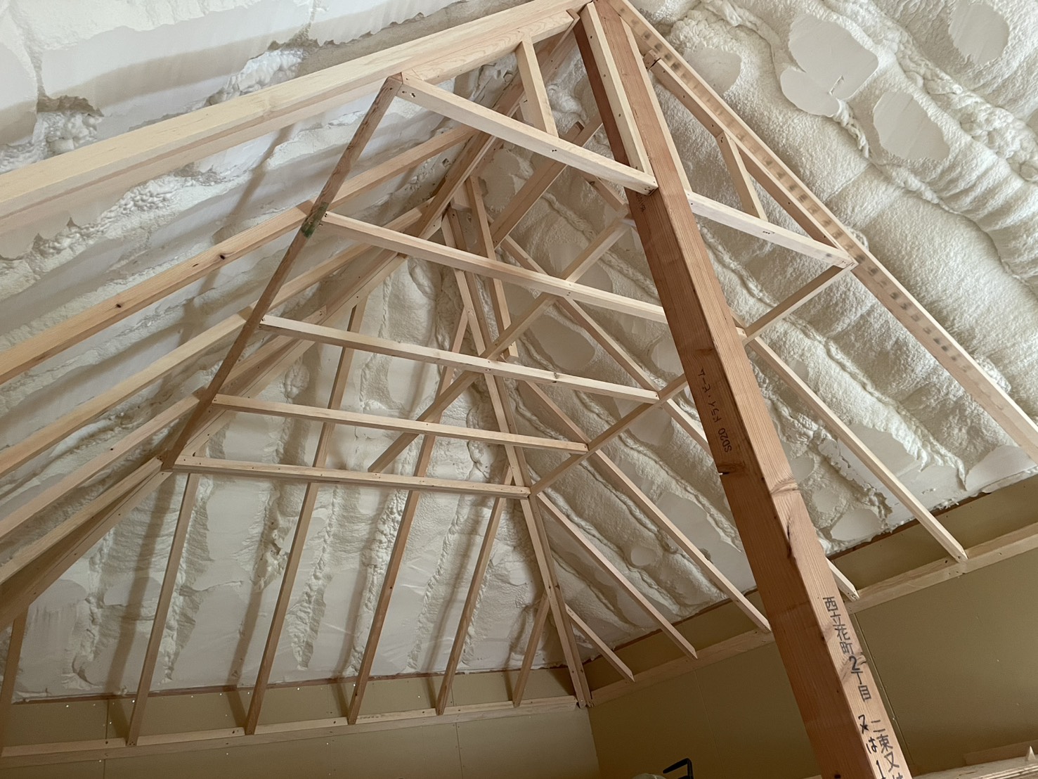 新築戸建ての木造小屋組みと断熱施工